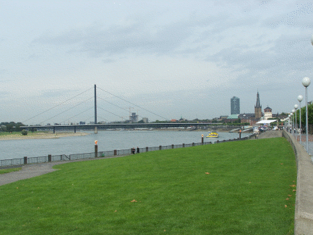 Blick entlang des Mannesmannufers über Düsseldorf